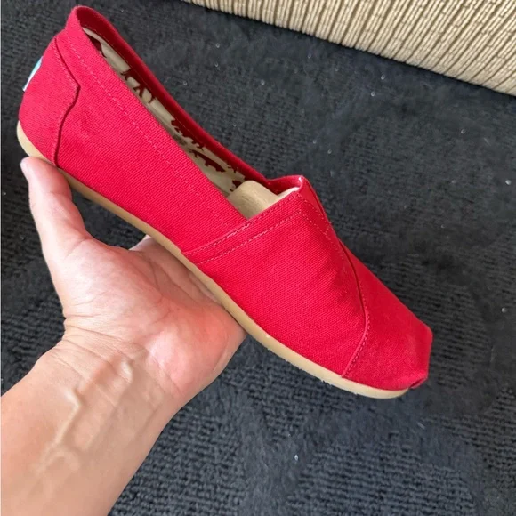 TOMS Men’s Red Canvas Slip-On Shoes - Picture 7 of 7